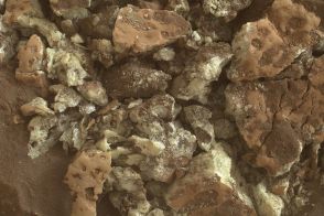 火星探査車が硫黄の結晶でいっぱいの「宝箱」を偶然発見、NASA
