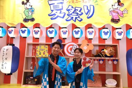 ディズニーストアで夏祭りスタート！　屋台風デコにピンボール、全員アタリの夏祭りくじを引いてきたぞ