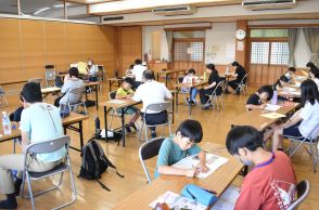 中高生と地域の人たちが指導役　「夏休みスマイル学習会」　小学生の宿題サポート／岡山・津山市