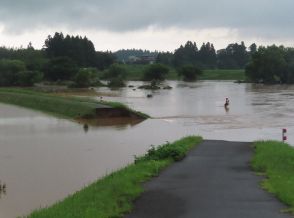 秋田、山形で記録的大雨　石沢川の堤防決壊　田んぼに濁水流出