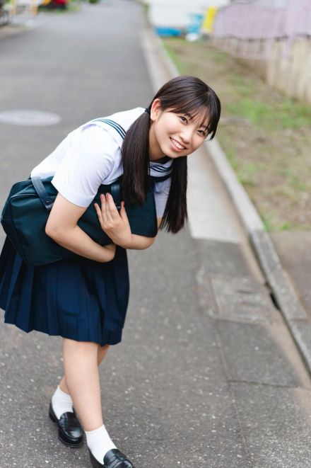 ＜モーニング娘。井上春華＞18歳美少女“はるさん”がセーラー服に　笑顔でギュッ！　高校最後の夏のきらめき　