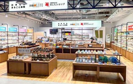 JR大阪駅前に沖縄の工芸品がずらり800点！　ウージ染め・びんがた・観光客に人気のTシャツも　隣はわしたショップ