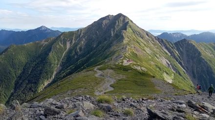 登山道に意識のない男性　警察が救助するも死亡確認　山梨・中白根山