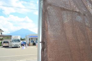 穴を開けられた「富士山ローソン」の黒幕、茶色に張り替え　丈夫な素材で撮影を防止