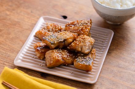 甘辛味がたまらないサバのゴマ蒲焼き。調味料に漬け込んで焼くだけ