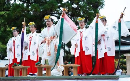 田辺祭「暁の祭典」厳かに　拝殿や舞台で舞奉納、和歌山