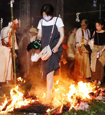 火渡りで、夏病みしない　愛宕山龍泉寺で火祭　三重・松阪