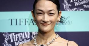 冨永愛さん、息子とのお揃いコーデに「仲良すぎ」「そっくり」と話題