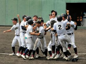 3季連続の顔合わせ、鳥取城北が夏の決勝制す　9回に大逆転