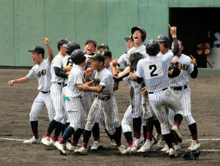 3季連続の顔合わせ、鳥取城北が夏の決勝制す　9回に大逆転