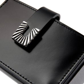 【夏ボーナスで大人が買うべき新作ブランド財布】トーガ トゥ｜アイコンのメタルパーツをスクエア型に刷新