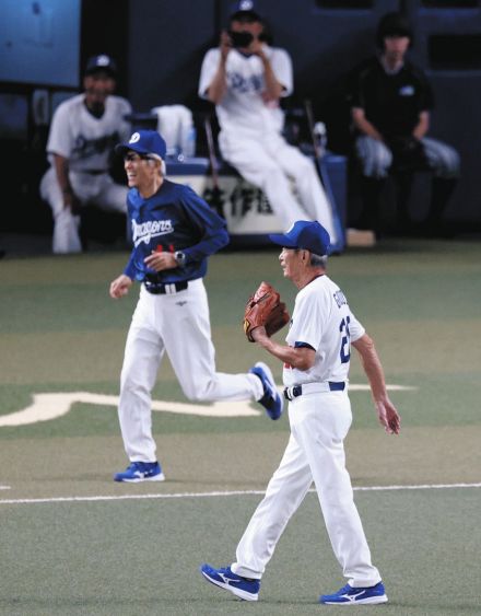 【中日OB戦】85歳・権藤博vs76歳・谷沢健一のレジェンド対決に感慨　健闘たたえ握手をかわす