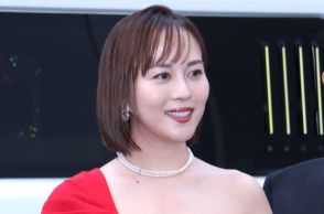 ＜比嘉愛未＞大胆ドレスで透明感のある美肌を披露　パールアクセでエレガントに