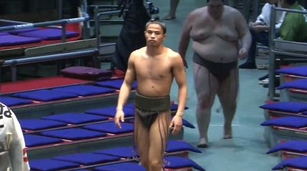 「一般人の体型」「イケメンやん」“極細”マッチョ力士、67.1キロ差の巨体を押し出して“ギュ”と抱擁 落下を防いだ取組後の優しさにもファン注目