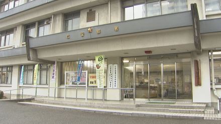 自転車がバランス崩し転倒　同じ方向に向かって走行していた乗用車に轢かれる　18歳の男性が死亡　広島