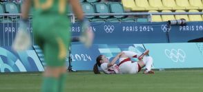 【パリ五輪】男女サッカーで相次ぐ負傷者…清水梨紗が右膝痛め担架で退場　男子では半田陸離脱、平河悠も負傷