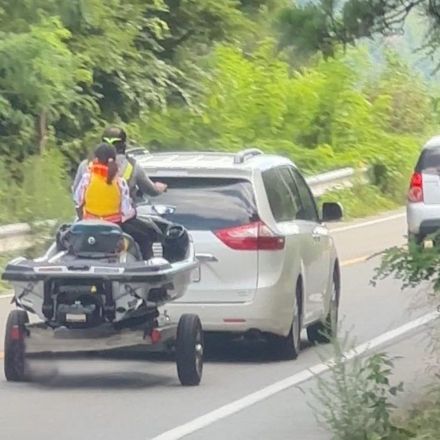 オープンカーの気分なのか！…韓国・道路を走る水上バイク、子ども乗せて「ヒヤリ」