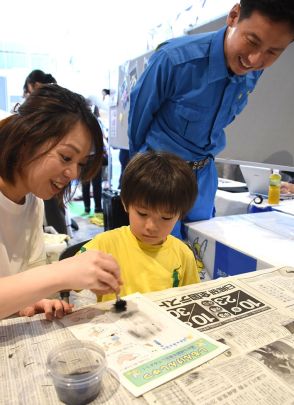 横浜・みなとみらいで「ふれあい警察展」　憧れの仕事を体験、浮き上がる指紋にびっくり