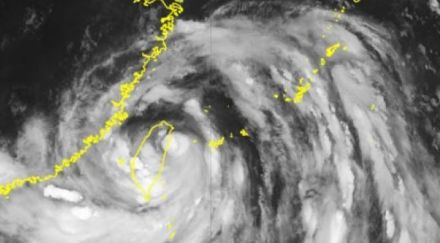 大型の台風3号、西表で7月史上最多雨量　空や船の便、きょう26日も一部欠航　沖縄