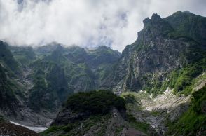 300mの崖に宙吊りになった登山遭難者の遺体を回収する“前代未聞の作戦” 47人の自衛隊員がライフルと機関銃で撃ちロープを切断すると…