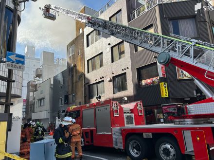 静岡市の繁華街の雑居ビルで火災　消火作業続く　けが人いる模様【速報】=静岡市葵区