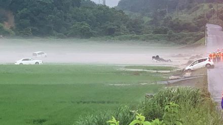 【山形大雨】新庄市で流されたパトカー転覆して発見　2人救助　1人は低体温症　現場には少なくと4台の車