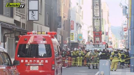 繁華街で雑居ビル火災…１階飲食店から通報「天ぷら油から火が付いた」１人がやけど…消火活動続く(静岡市葵区)