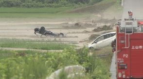 【山形大雨】写真で見る　新庄市で流されたパトカーが発見された現場　泥の中を捜索する消防隊員も