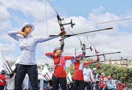 パリ五輪：世界各国のアーチェリー監督に韓国人ずらり