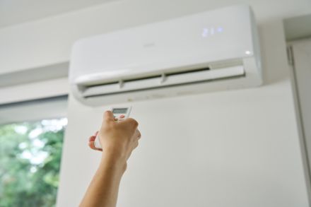 エアコンを「28℃」にしていますが、少し動くと汗をかきます。電気代は「1℃」下げるごとに、どれだけ変わりますか？