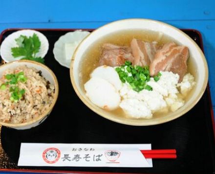 通もうならす沖縄そば、イチオシは「全部のせ」　地元の食材をふんだんに　8月から一本麺の提供も