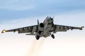 被弾したロシア軍機が「地上に激突」 緊迫の映像をウクライナが公開   “頑丈な攻撃機”もミサイルは耐えられず