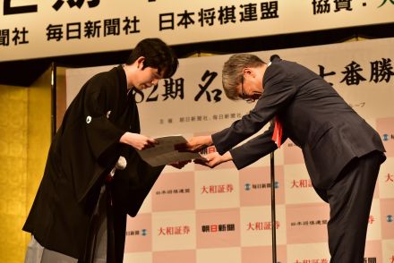 【トーク部分、ほぼ全文掲載】藤井聡太名人就位式「名人戦の舞台で将棋の難しさと向き合えたのは大きな財産」