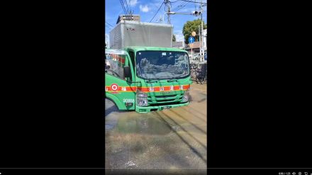 大阪・平野区の府道で道路が陥没　そこにトラックがはまって抜け出せず　付近のアンダーパスは冠水