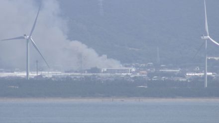 「玄関から火が見える」店舗兼住宅で火事　周辺の住宅など6棟燃える　消防車など約10台が出動　愛知・田原市