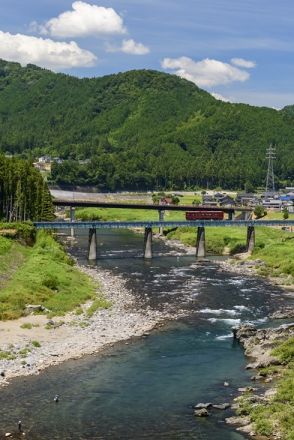 お得なフリーきっぷで昭和初期の風情漂う文化財駅舎を巡る