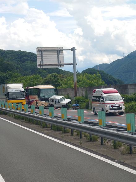 観光バスなど3台絡む玉突き事故で4人搬送　工事渋滞の車列に突っ込んだか　中央道岡谷ジャンクション付近の上り線　通行止めはなし