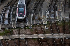 仏高速鉄道TGVで放火など「悪意ある行為」 複数路線で運行に乱れ