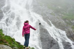 旅行系インフルエンサーが動画の撮影中に死亡。雨が降る滝で足を滑らせ、インド