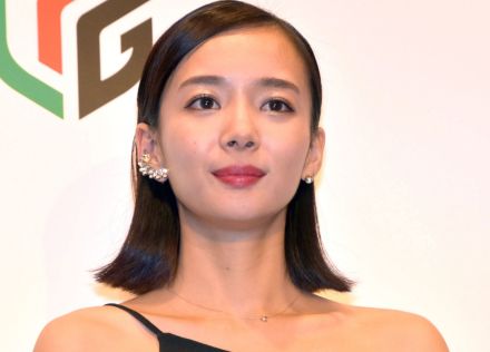 岡田紗佳、大胆カット公開で反響「流石の役満ボディ」