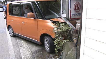 【画像】土産店に突っ込んだ乗用車