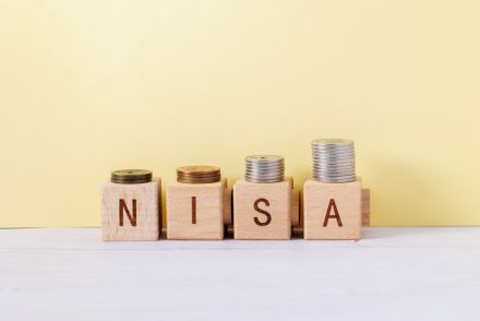 将来に向けて月1万円ずつ貯金をしていたら、親に「NISAのほうがお得なんじゃない？」と言われました。普通に貯金するよりも、NISAのほうがお金が貯まるのでしょうか？