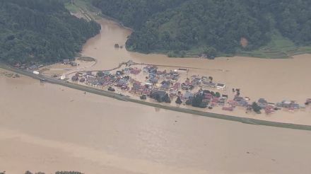 山形・秋田で記録的大雨　一夜明け街が水没し孤立が明らかに…タオルを振って助けを求める人の姿も