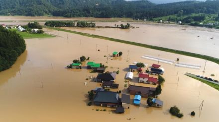 山形で最上川が氾濫　大雨被害の街で屋根の上で助けを求める人…ヘリで救助の瞬間をとらえた