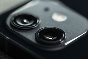 アップル新型「iPhone」カメラセンサーの“ソニー外し”は2026年か