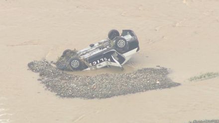 山形・秋田で記録的な大雨　パトカーは暗い中で道路を横切る濁流に気づかなかったか　山形・新庄市