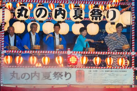 小池都知事、丸の内に夏の風物詩「打ち水」で涼を届ける「“打ち水のプロ” を称している」