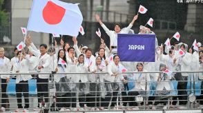 パリ五輪開会式、日本選手団が船に乗って登場 ! セーヌ川舞台に豪華演出続く、史上初スタジアム外での式典