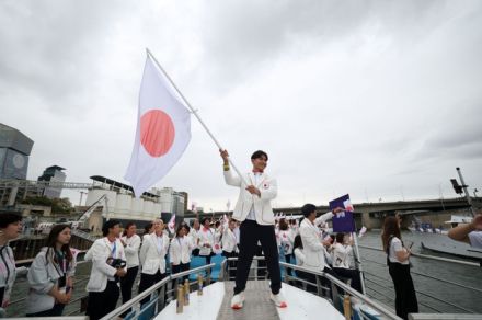 【パリ五輪】開会式に日本選手団が登場　セーヌ川を船に乗って入場行進　史上初のスタジアム外開催