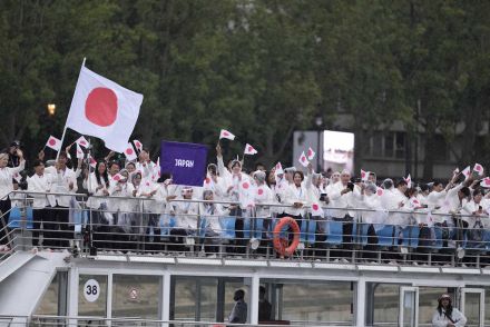 パリ五輪開会式　日本選手団登場！雨中の船上パレード、ポンチョ着て笑顔！！ヨルダンなどと相乗り